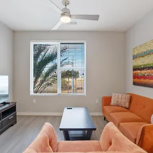 stay-gia-chic-modern-2-bedroom-apartment-with-swimming.hotelsofphoenix.com/